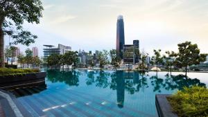 una piscina con un perfil urbano de fondo en Continew Residence by Mikey - Premium Unit, en Kuala Lumpur