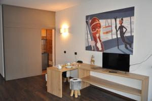 Televízia a/alebo spoločenská miestnosť v ubytovaní Residence Anda