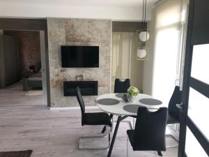 TV a/nebo společenská místnost v ubytování A-765 Apartman