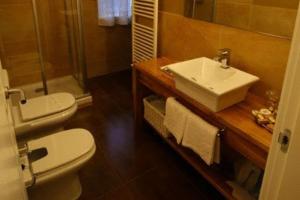 Et bad på Hotel Restaurante Puente Romano