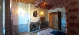 a living room with a fireplace in a room at La Chanoinesse in Salles-Arbuissonnas