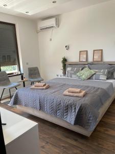 una camera da letto con un grande letto con due asciugamani di Studio Rêve a Burgas