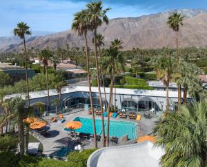 una vista aérea de un complejo con palmeras y piscina en The Palm Springs Hotel, en Palm Springs