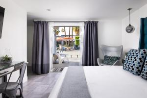 Postel nebo postele na pokoji v ubytování The Palm Springs Hotel + 37 fotografií
