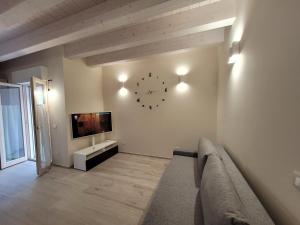 Televízia a/alebo spoločenská miestnosť v ubytovaní Garda view - Nuovo appartamento con solarium vista lago