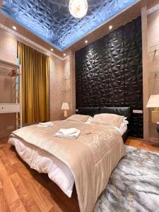 1 dormitorio con 1 cama grande y techo azul en Urban Serviced Apartments, en Viena