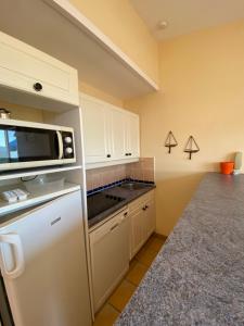 Kuchyňa alebo kuchynka v ubytovaní Appartement vue Mer Les Restanques du golfe de Saint Tropez
