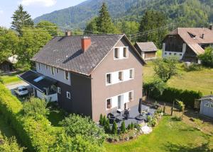 an aerial view of a house with a yard at Lintschis Ferienwohnung in Vorderberg