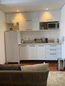 Una cocina o zona de cocina en VILA OLIMPIA Confortável Studio próx à Faria Lima