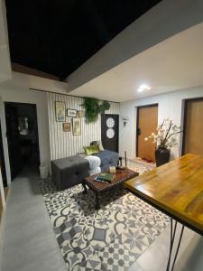 a living room with a couch and a table at Home Mark Casa Boutique in Paipa