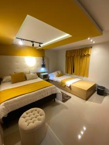 sypialnia z 2 łóżkami i oknem w obiekcie Home Mark Casa Boutique w mieście Paipa