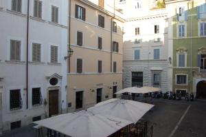 ローマにあるRSH Coppelle Apartmentsの傘の集団