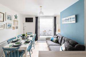 uma sala de estar com uma mesa e um sofá em Seabreeze - Norfolk Holiday Properties em Gorleston-on-Sea