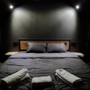 Rúm í herbergi á Annas Glamping
