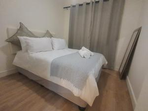 Легло или легла в стая в Stunning, Modern 1 bedroom Apartment Sandton