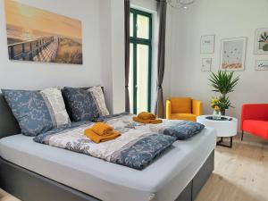 ein Bett mit Handtüchern auf dem Zimmer in der Unterkunft "HOGULU" Brandenburg, Im Herzen der Altstadt, Stilvoll, Küche in Brandenburg an der Havel