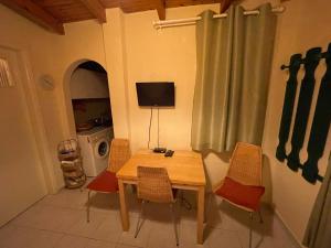 TV/trung tâm giải trí tại Maria`s Haus in Artemida