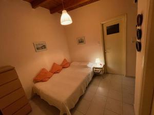 Giường trong phòng chung tại Maria`s Haus in Artemida