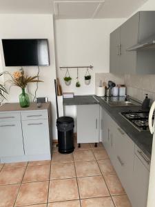 的住宿－Maison calme et confortable，厨房配有白色橱柜和台面