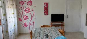 une salle à manger avec une table et une télévision dans l'établissement La magnolia, à Perano