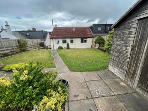 a backyard with a house and a yard with a yard at Viewlands house in Auchterarder