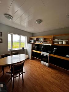 Kuchyň nebo kuchyňský kout v ubytování Sauðanes Guesthouse