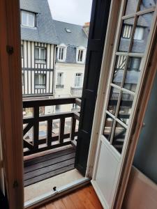 una vista dalla porta di un balcone di THE DUKE a Deauville