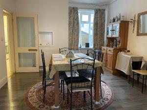 Η κουζίνα ή μικρή κουζίνα στο Renovated 4-Bed Home - Sleeps 9 - Parking - Spa