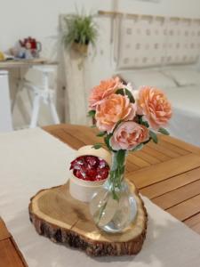 un vase rempli de fleurs sur une table en bois dans l'établissement LOFT 66, à Vaiano