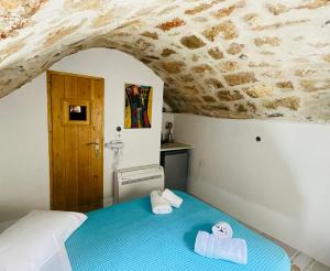 A bed or beds in a room at Vecchia Casa sterna