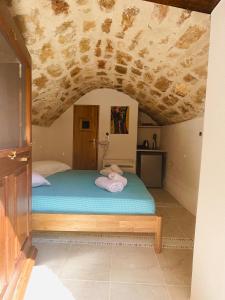 a bedroom with a bed in a room at Vecchia Casa sterna in Monemvasia