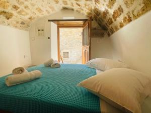 A bed or beds in a room at Vecchia Casa sterna
