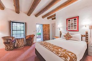 Katil atau katil-katil dalam bilik di The Historic Taos Inn