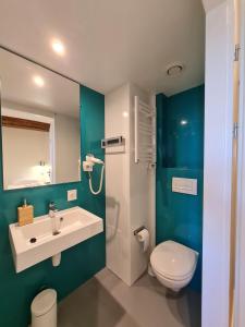 Koupelna v ubytování Le Faubourg - Gîte et chambres d'hôte + 30 fotografií