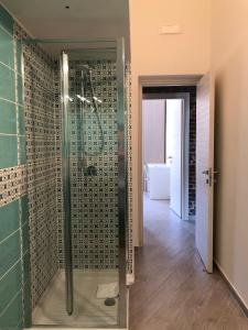 baño con ducha y puerta de cristal en casavacanze dolcevita, en Agropoli