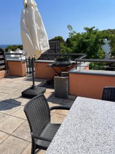 Balkón alebo terasa v ubytovaní Sunny apartment Sa Boadella big solarium sea view