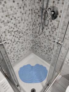 eine Dusche mit blauer Matte auf dem Boden im Bad in der Unterkunft Casetta Blu Mondello zona Partanna in Palermo