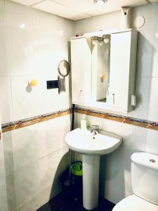 Phòng tắm tại Apartamento Flamingo Puerto Marina - 150m Playa
