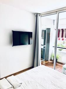 A television and/or entertainment centre at Apartamento Flamingo Puerto Marina - 150m Playa