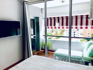 A television and/or entertainment centre at Apartamento Flamingo Puerto Marina - 150m Playa