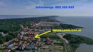 widok z powietrza na małe miasteczko na środku wody w obiekcie APARTAMENT JAN-53 Krynica Morska w mieście Krynica Morska