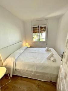 Postel nebo postele na pokoji v ubytování Modern apartment with parking 2 min from the beach