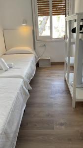 Postel nebo postele na pokoji v ubytování Modern apartment with parking 2 min from the beach
