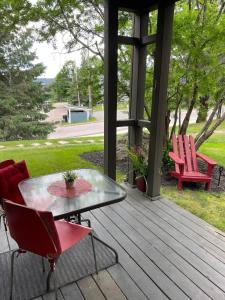 un patio con mesa y sillas en un porche en perfect 'lil condo en Mont-Tremblant