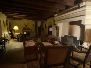 sala de estar con mesa y sillas en Chateau d'Ingrandes en Ingrandes
