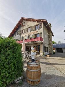 Imagen de la galería de Hôtel Au Feu De Bois bar à vin le 1605, en Autrans