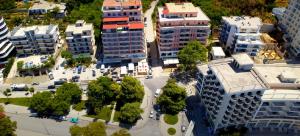 una vista aérea de una ciudad con edificios altos en H&M Hotel, en Vlorë