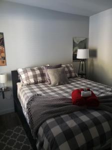 un dormitorio con una cama con un animal de peluche en perfect 'lil condo en Mont-Tremblant