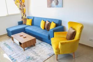 阿加迪爾的住宿－Coin Du Ciel-Vue Imprenable Océan avec piscine，客厅配有蓝色的沙发和茶几