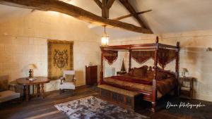 Postel nebo postele na pokoji v ubytování Château des Sénéchaux, Bourdeilles